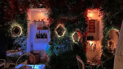 Divine Dju Trichologue Head Spa - Head Spa